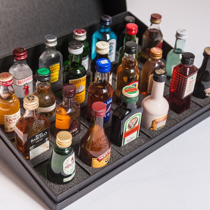 Il minibar ideale a casa per il tuo salotto con 24 bottiglie di liquore e  mini bottiglie